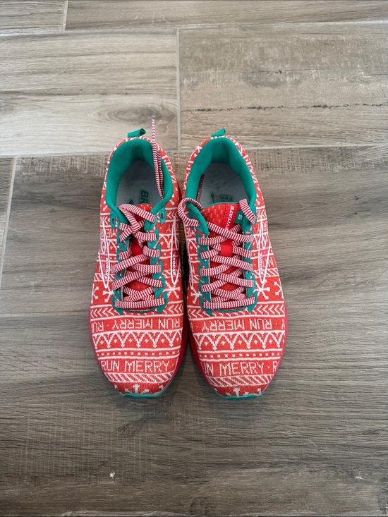 Brooks Shoes - Brooks 7 1/2 Levitate Run Merry print sneakers shoes